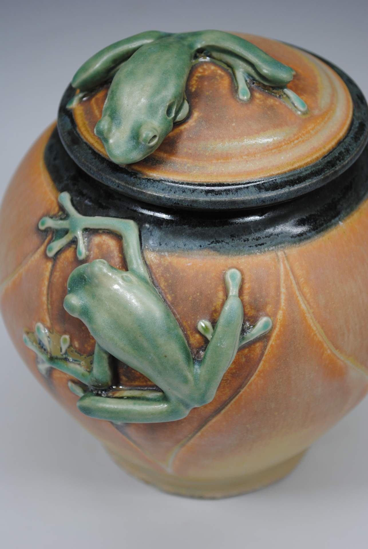 Carved Two Frog Pot