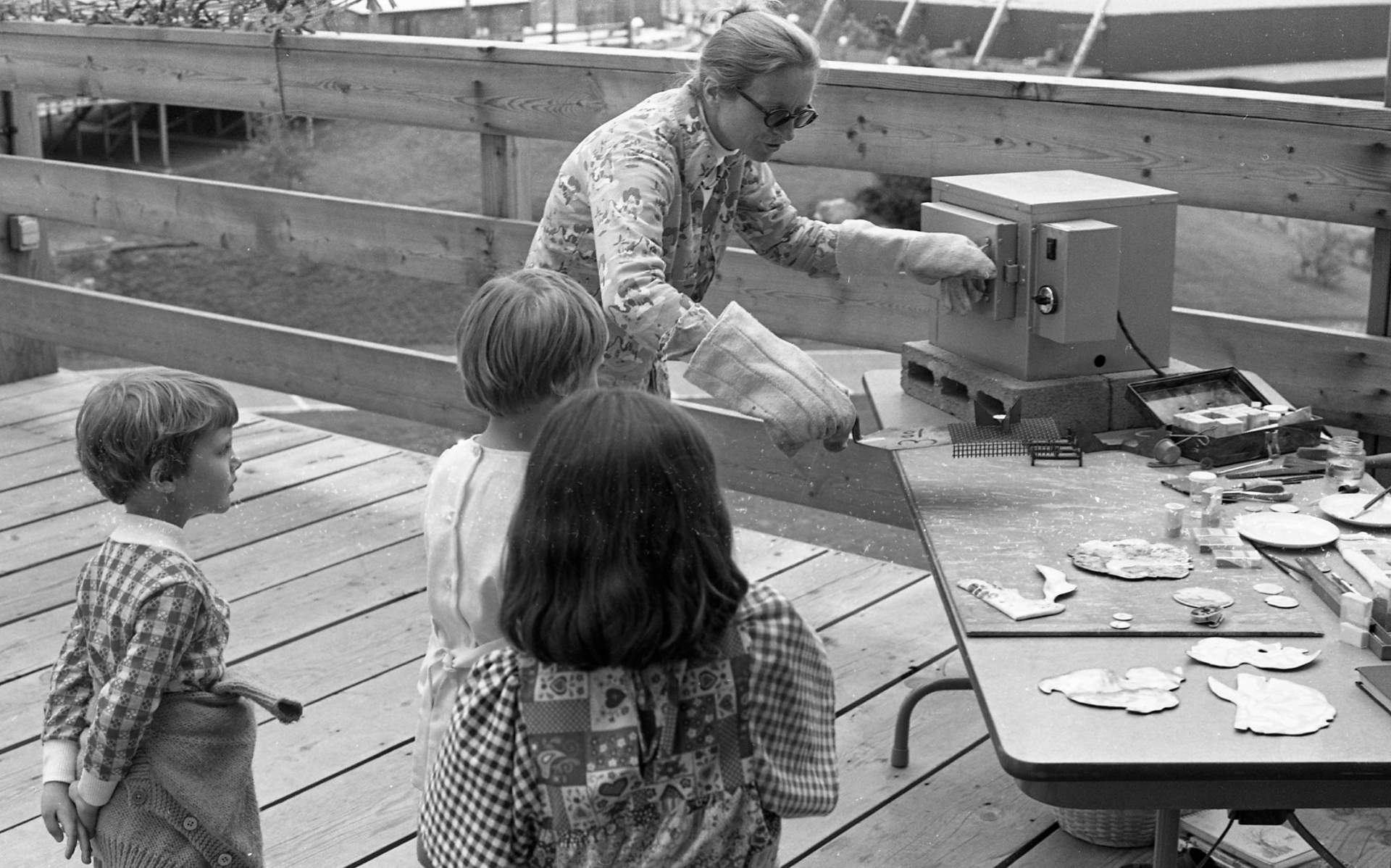 Priscilla Bowen teaching children at Artpark 1976