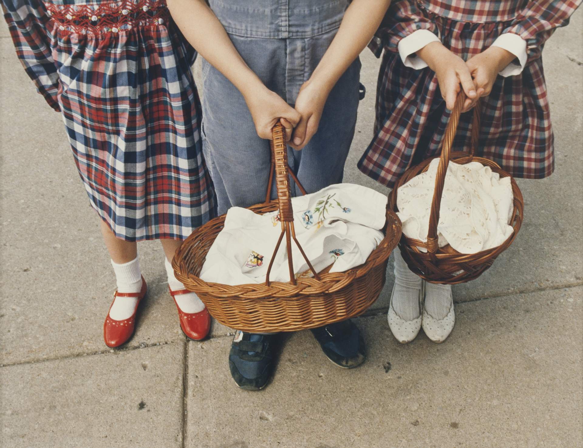 3 children holding 2 Swienconka baskets